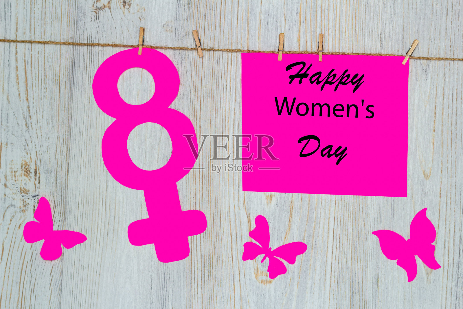 妇女节的概念。维纳斯的象征。在衣夹上别着纸八字，并题词“妇女节快乐”照片摄影图片