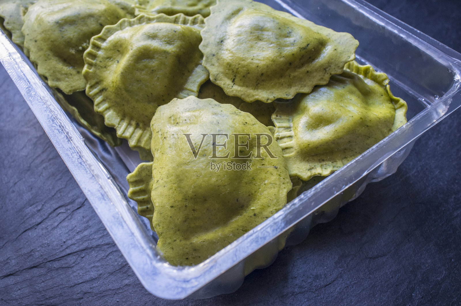 Mezzelune绿色新鲜意大利面，佐拉，斑点和焦糖洋葱照片摄影图片