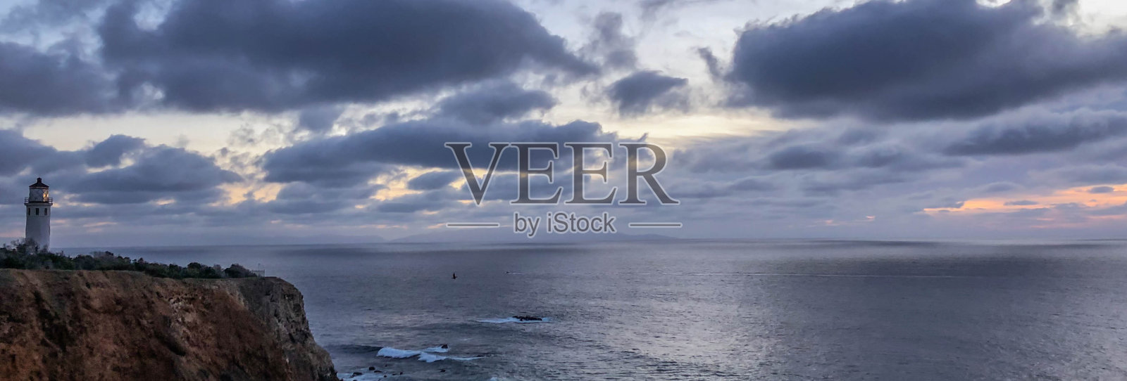 在加州的兰乔帕洛斯佛得角，海浪在冬季冲击着海岸线照片摄影图片