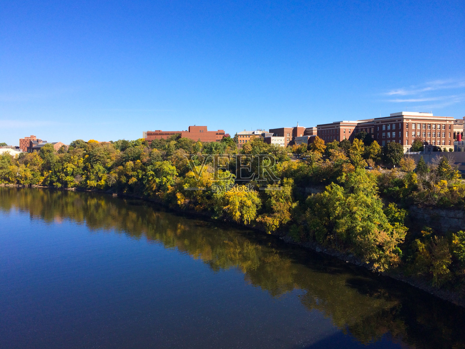 明尼阿波利斯，密西西比河沿岸的秋色照片摄影图片