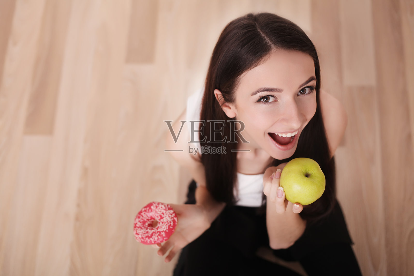 饮食和快餐的概念。超重的女人拿着披萨站在称重秤上。不健康的垃圾食品。节食,生活方式。减肥。肥胖照片摄影图片