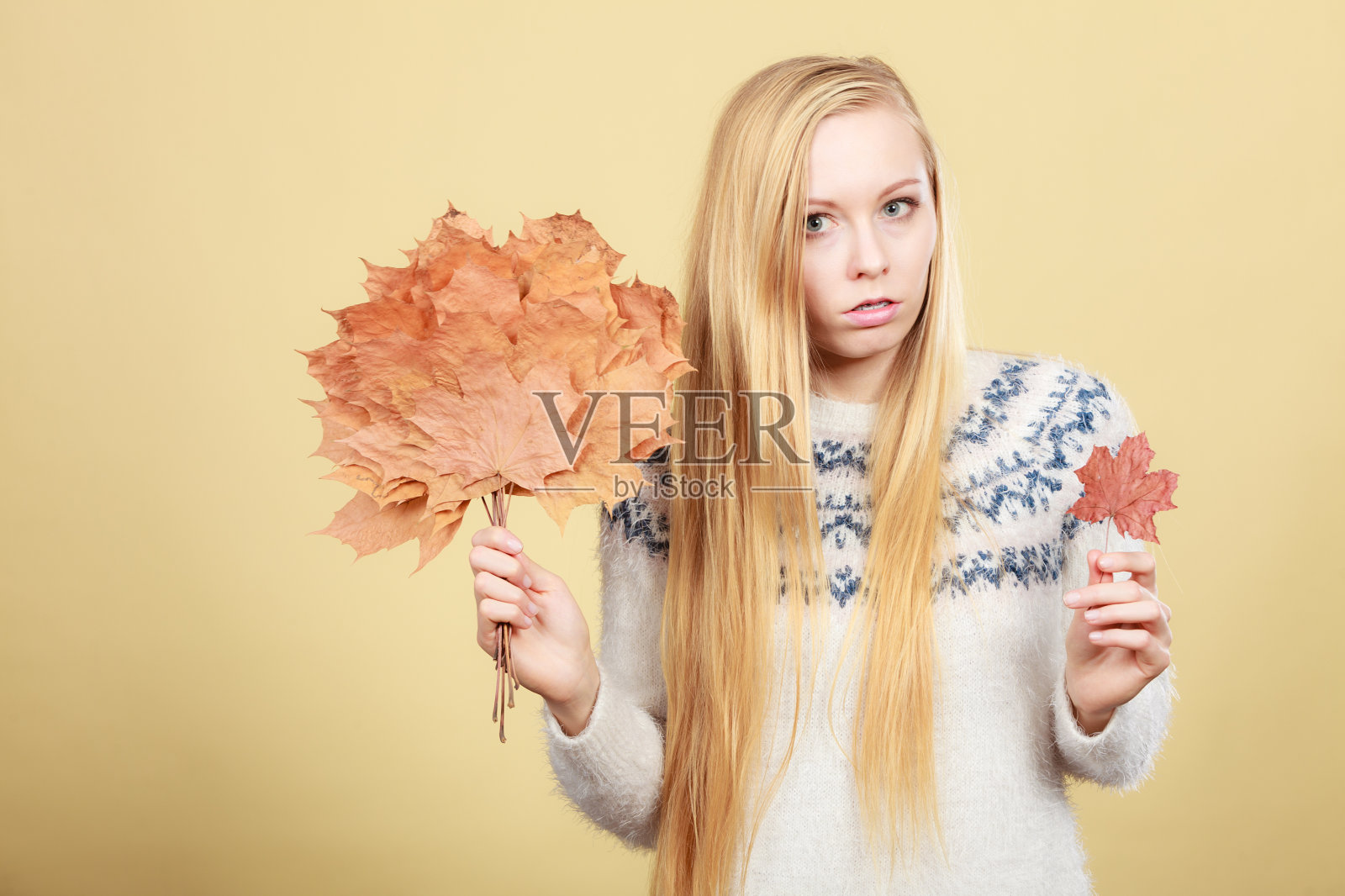 拿着秋叶花束的女人照片摄影图片