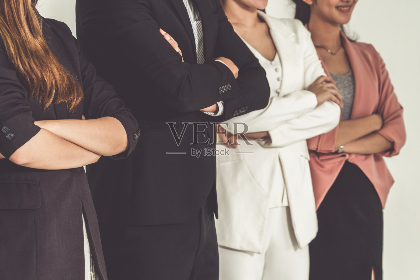 在办公室里站成一排的女商人和商人。企业经营理念与团队合作。照片摄影图片