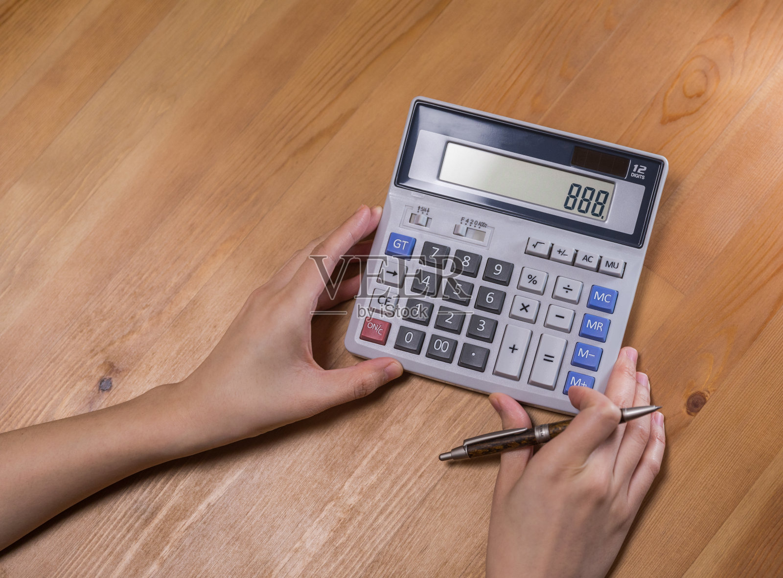 手和计算器照片摄影图片