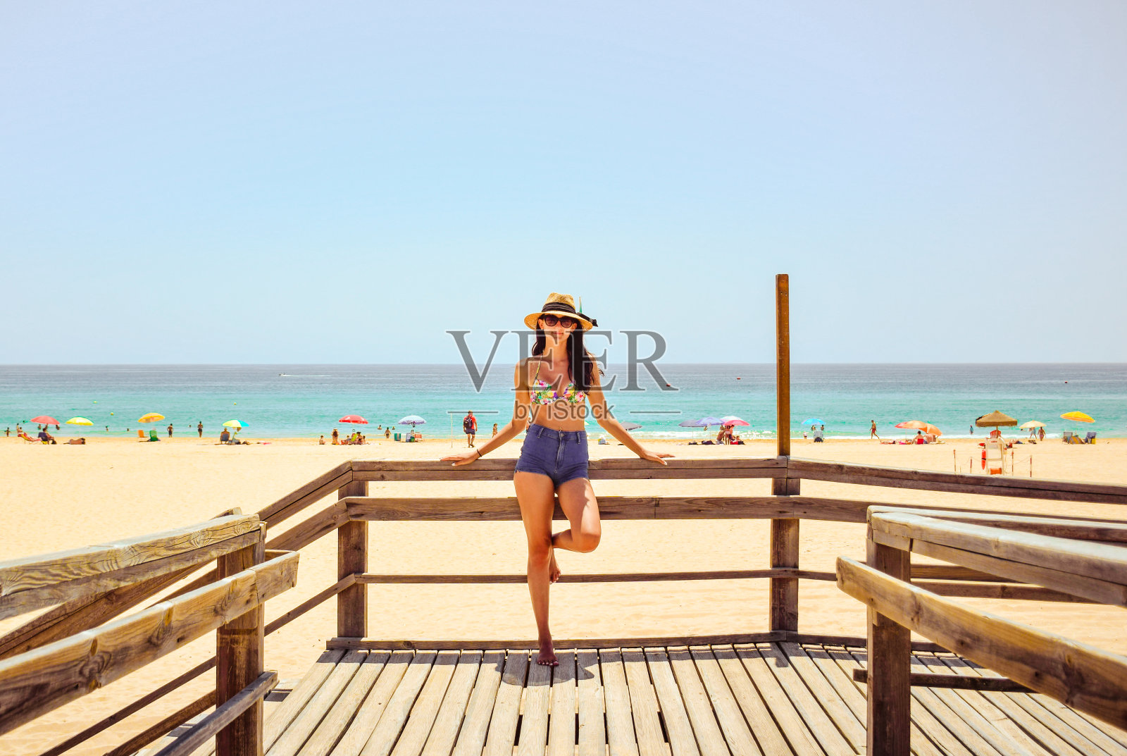 微笑美丽的年轻女子享受一天在海滩上照片摄影图片