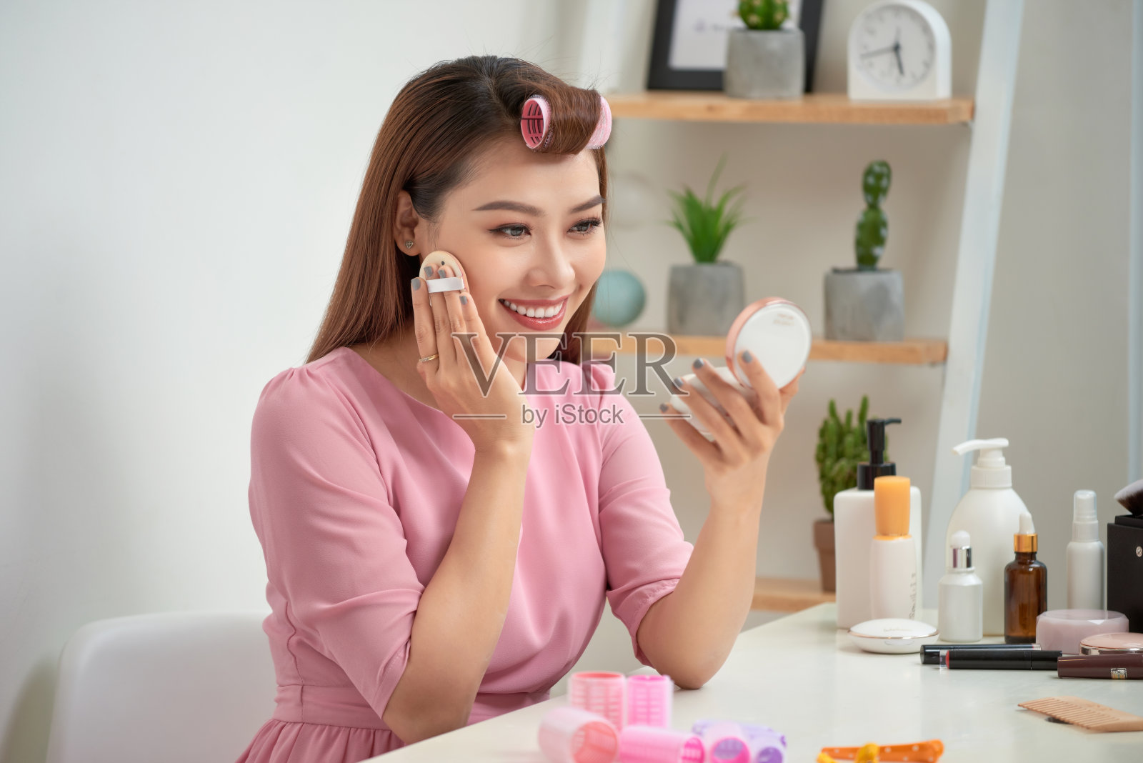 近距离的肖像迷人的可爱的好看的时尚的时尚的性感用海绵粉在脸颊在早上看着镜子照片摄影图片