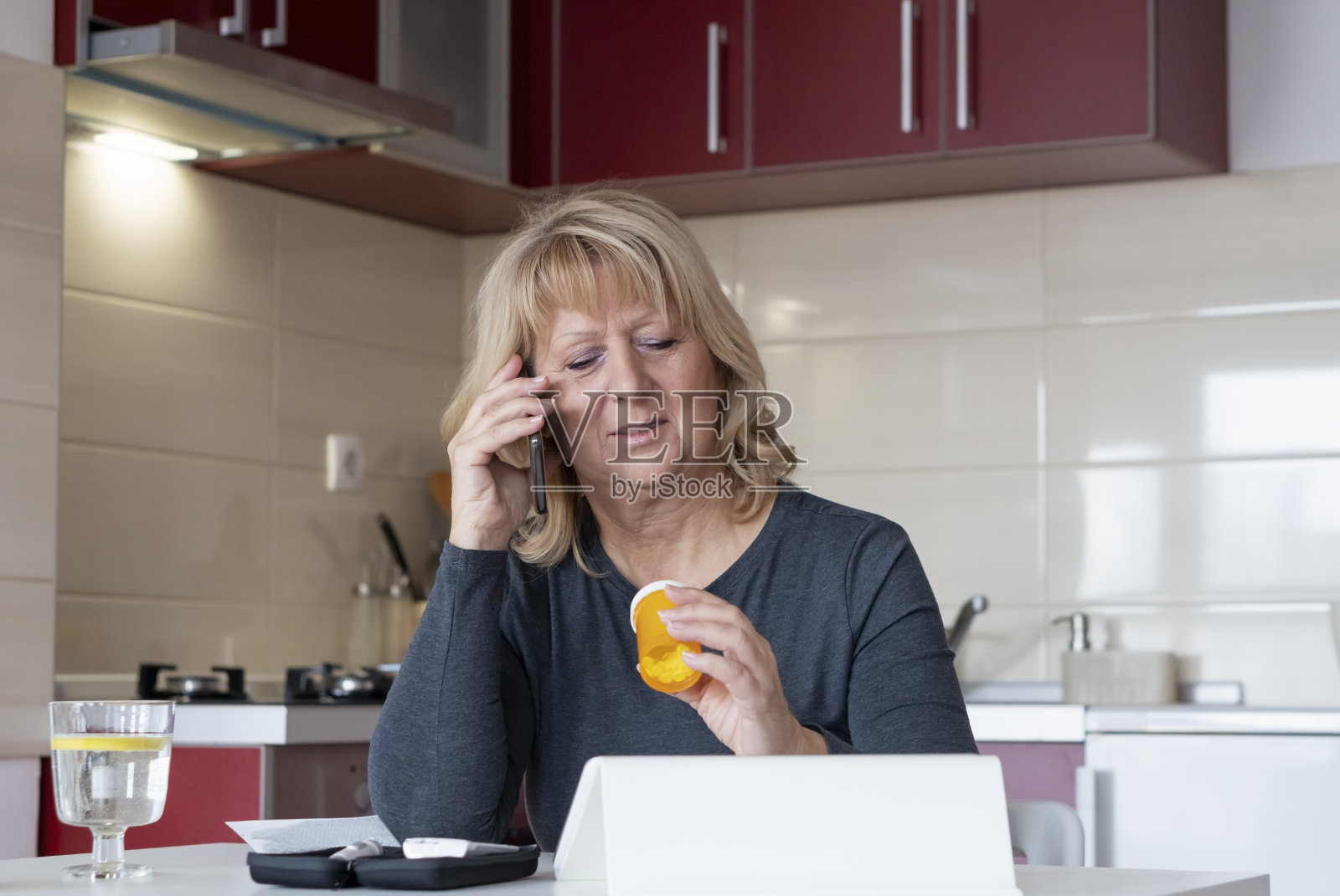 老年妇女在家做血糖测试照片摄影图片