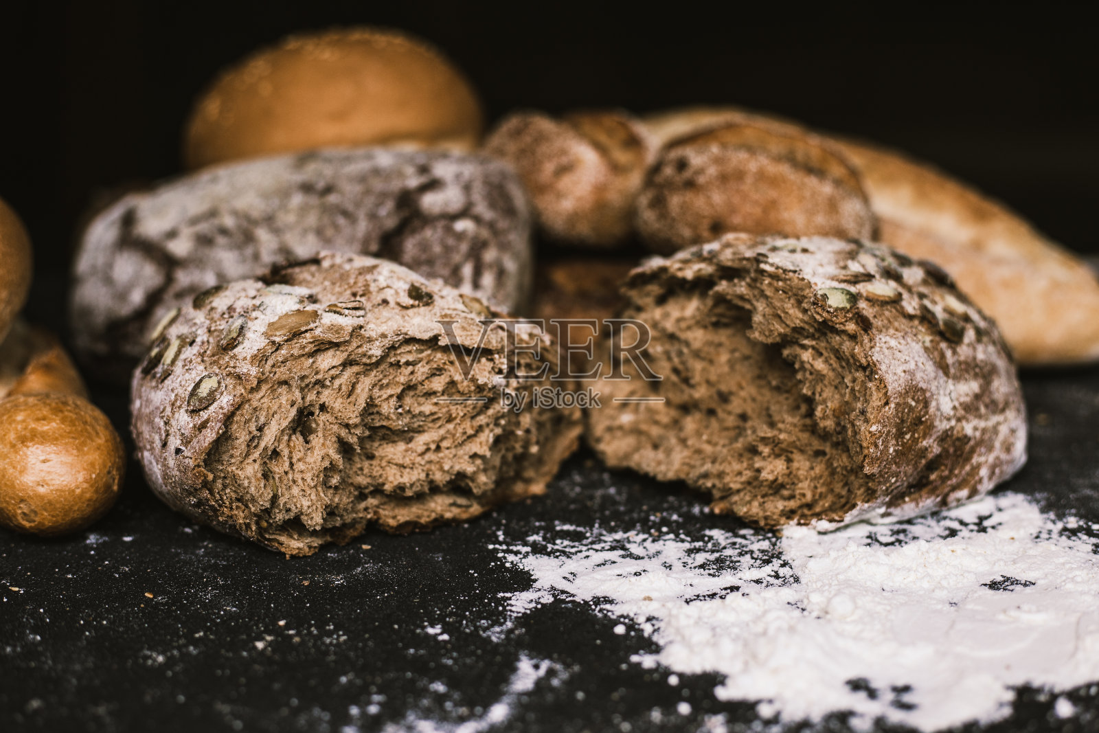 面包和手工百吉饼照片摄影图片