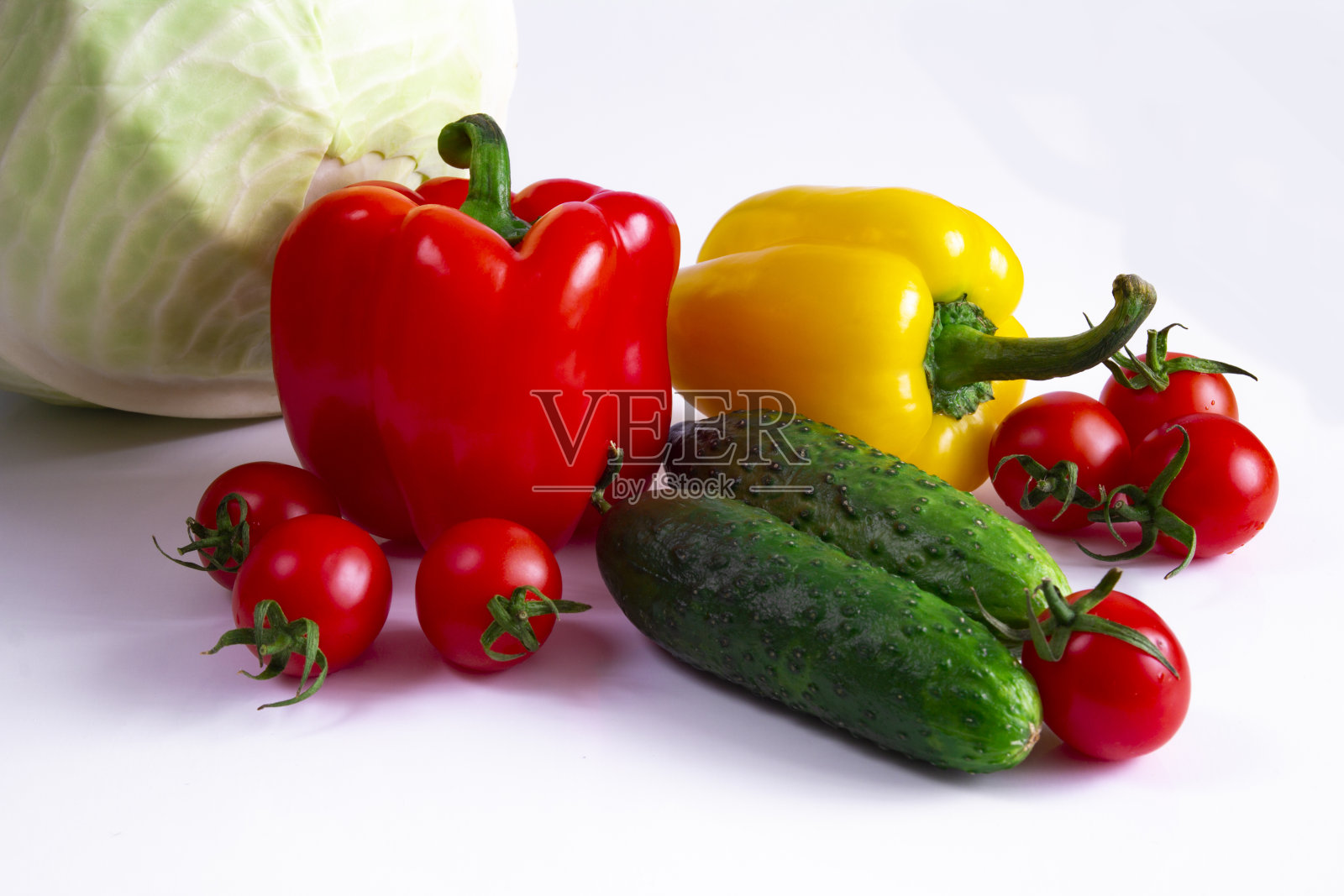 保加利亚辣椒，西红柿，卷心菜，黄瓜，白色的背景照片摄影图片