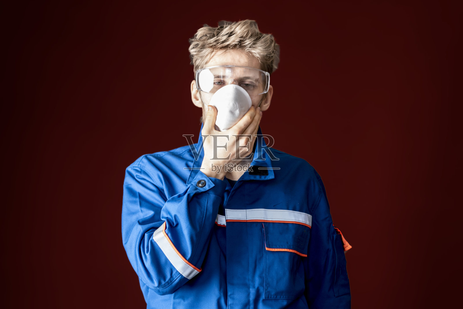 工人穿戴防护装备。预防措施概念b照片摄影图片