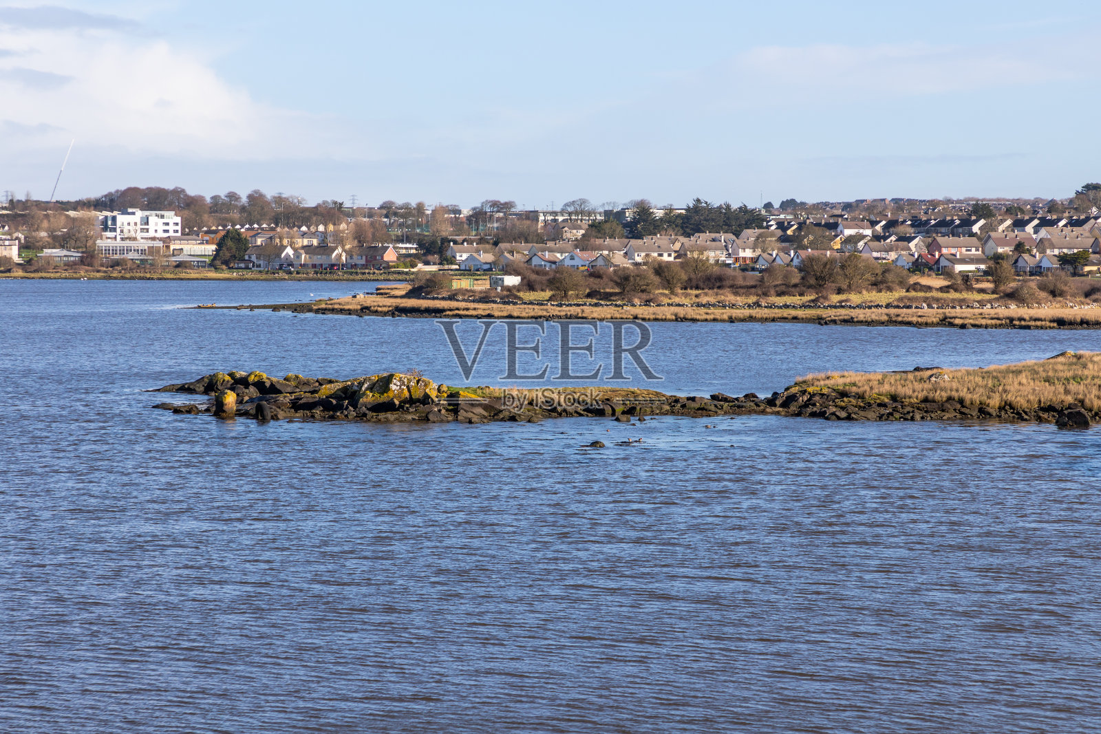 阿塔利亚湖和城市建筑照片摄影图片