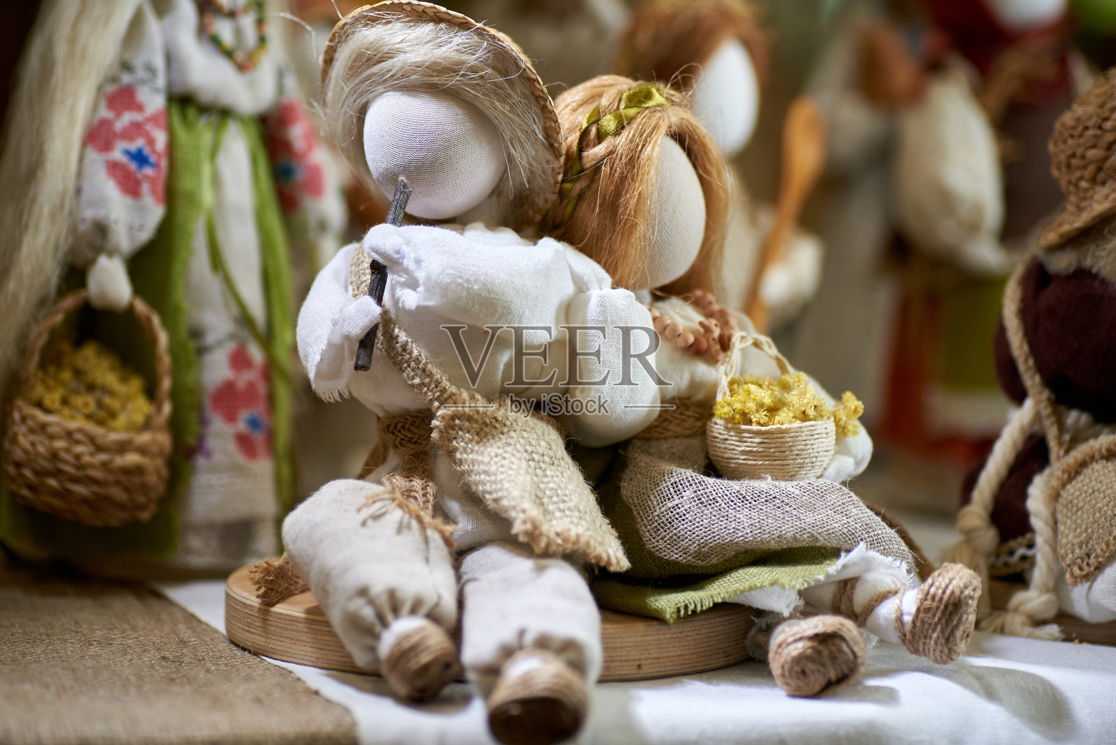 乌克兰传统的娃娃护身符，民族鲜艳的服装，牧羊人和一个女牛仔照片摄影图片