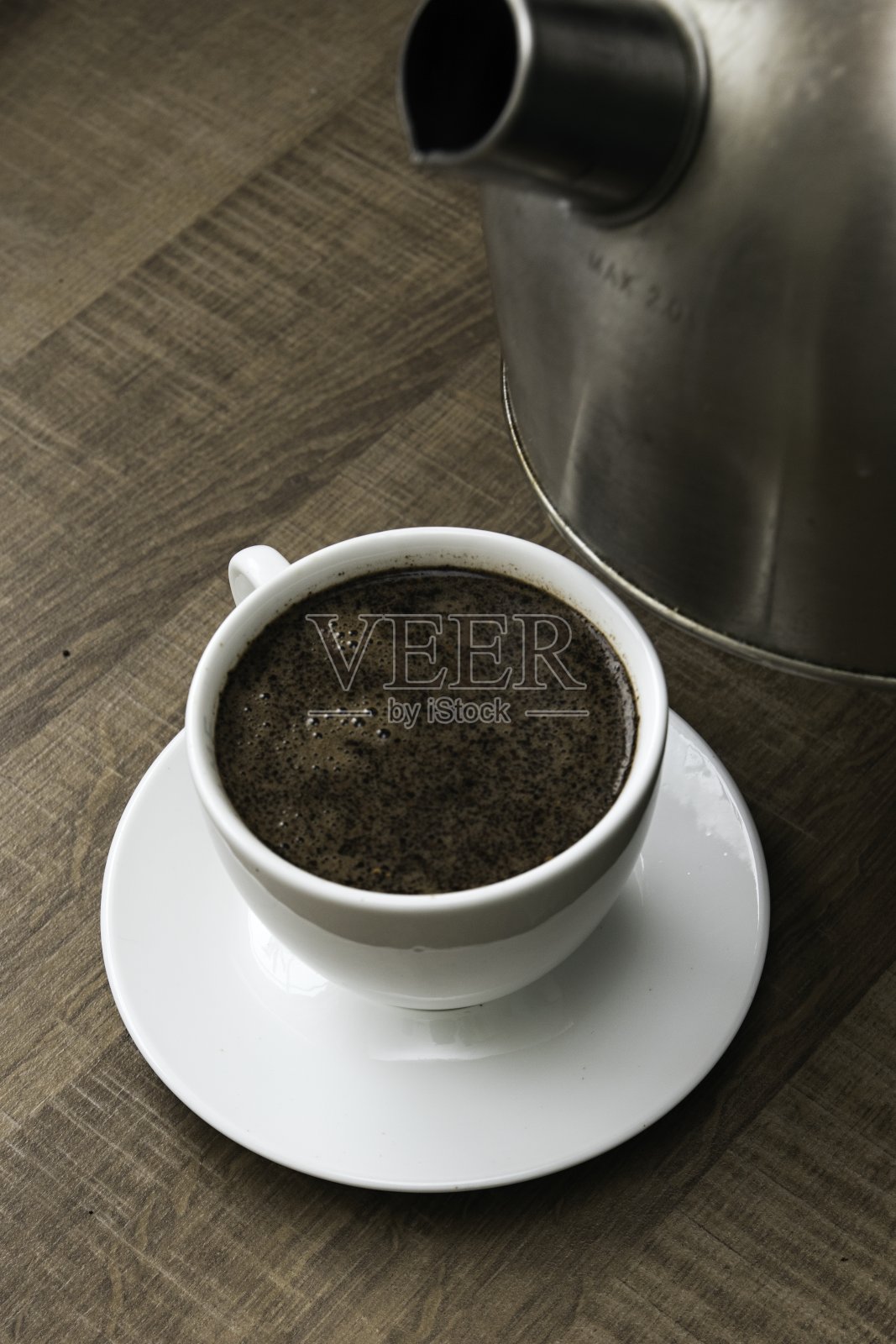 秋天树上五颜六色的叶子在风景中照片摄影图片