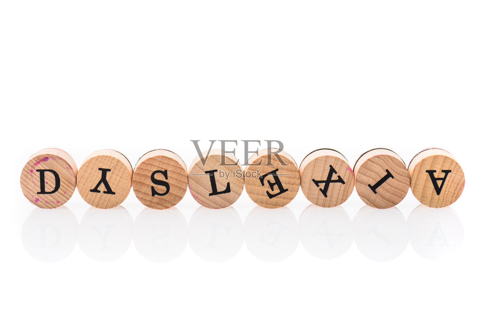 单词阅读障碍的圆形木制瓷砖与字母儿童玩具。照片摄影图片