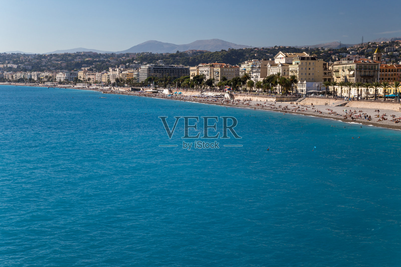 海滩和城市的景色照片摄影图片