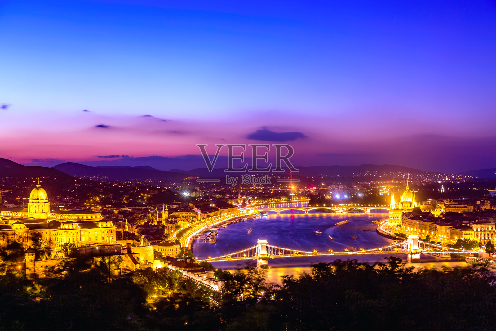 蓝色时间日落时的布达佩斯全景，有议会和桥梁。从城堡照片摄影图片