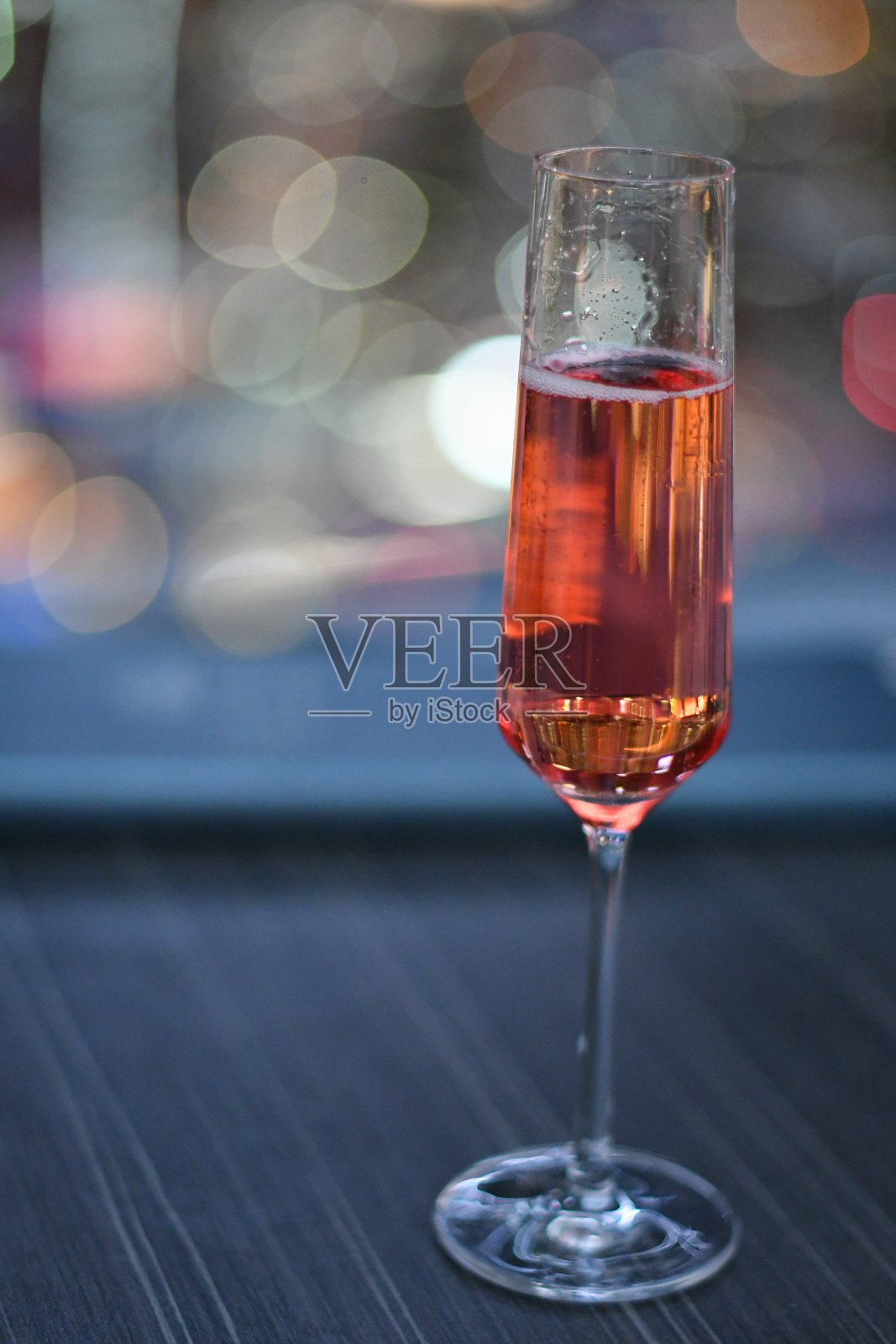 一杯Rosé香槟略醉照片摄影图片