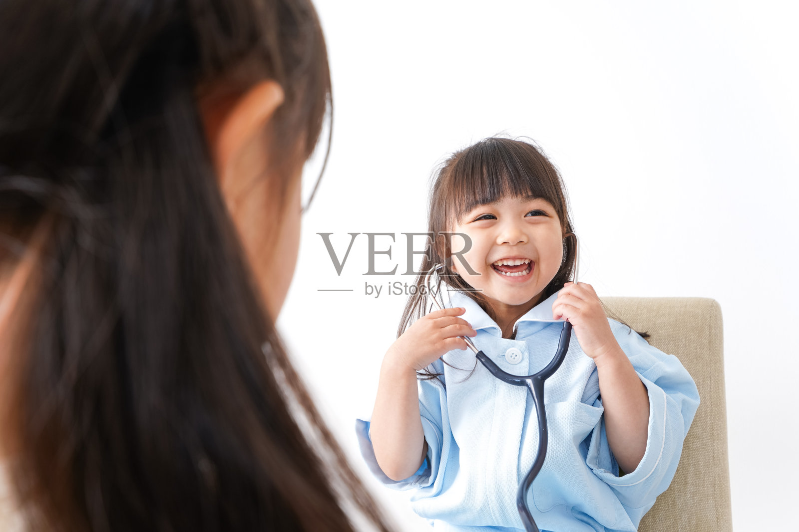 女孩和朋友一起玩照片摄影图片