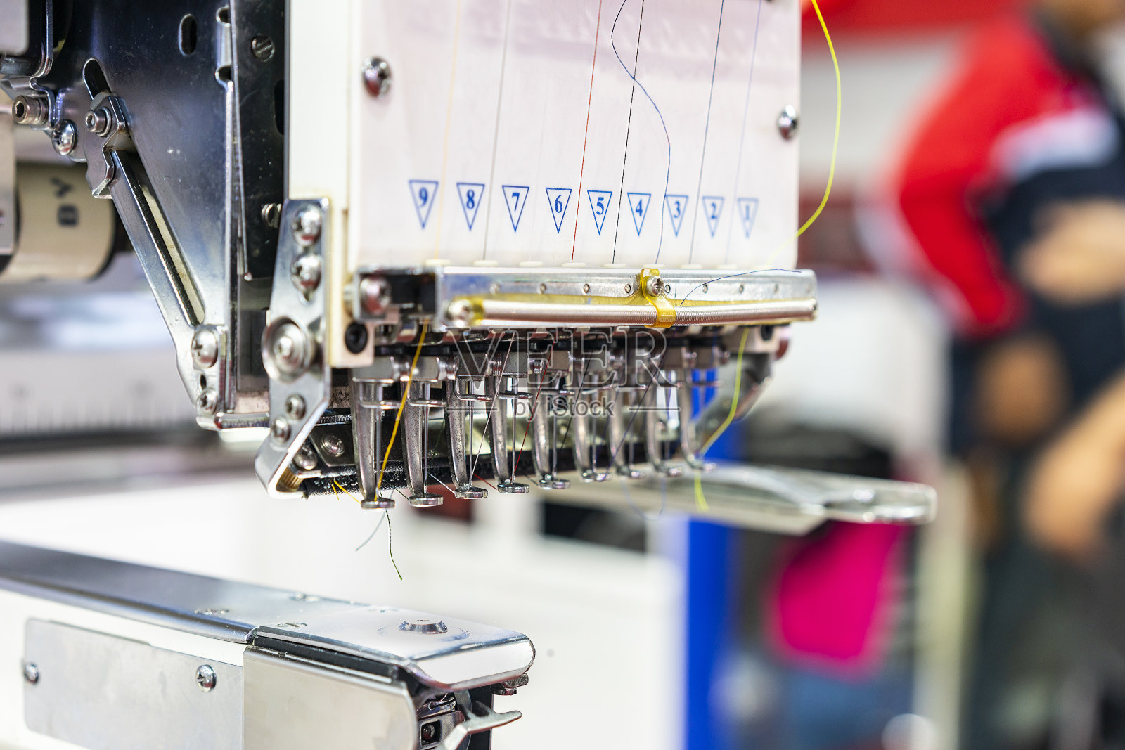 针、线是现代自动化高科技缝制或绣花机，适用于纺织、服装、服装等工业生产过程中照片摄影图片