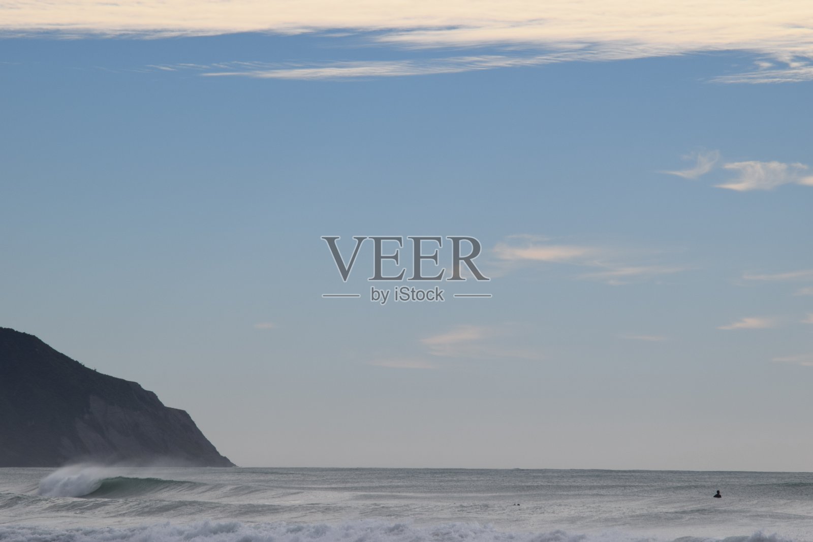 海浪冲击着新西兰吉斯伯恩的悬崖。照片摄影图片