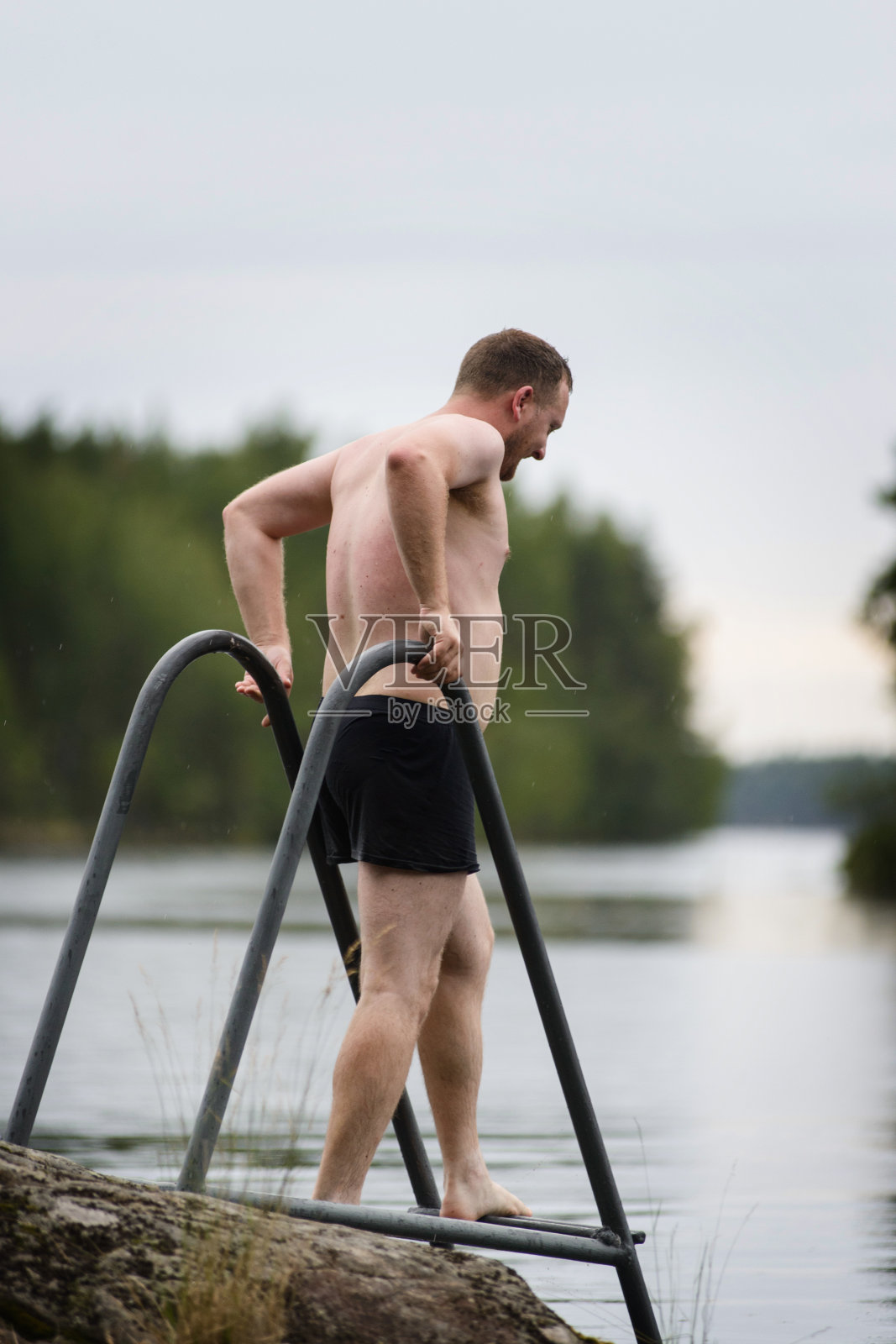 男子蒸完桑拿后要去湖里洗澡照片摄影图片