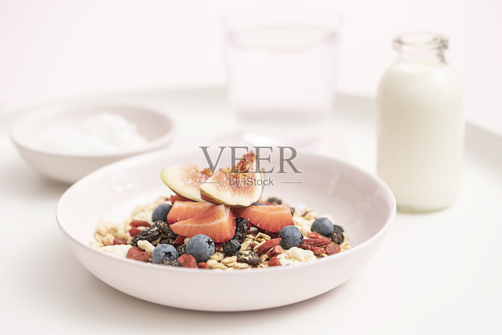 非常莓烤什锦麦片/格兰诺拉早餐麦片照片摄影图片