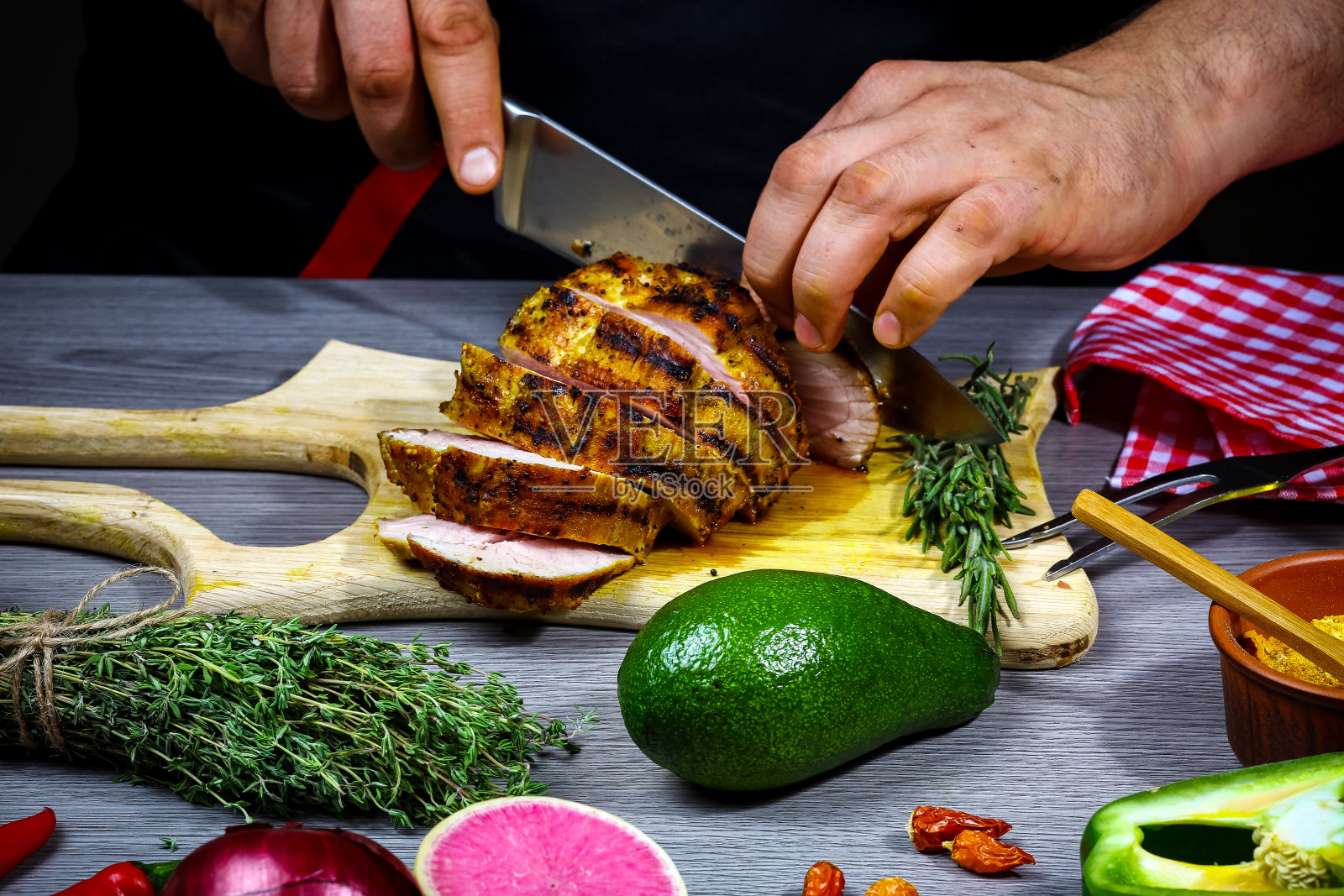 烹饪肉类牛排，蔬菜和香料与厨师的手在木制背景。食品配方的概念照片摄影图片