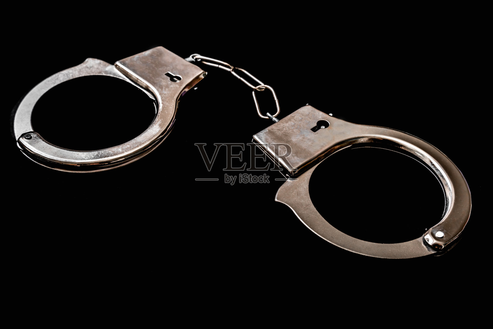 金属手铐隔离在黑色照片摄影图片