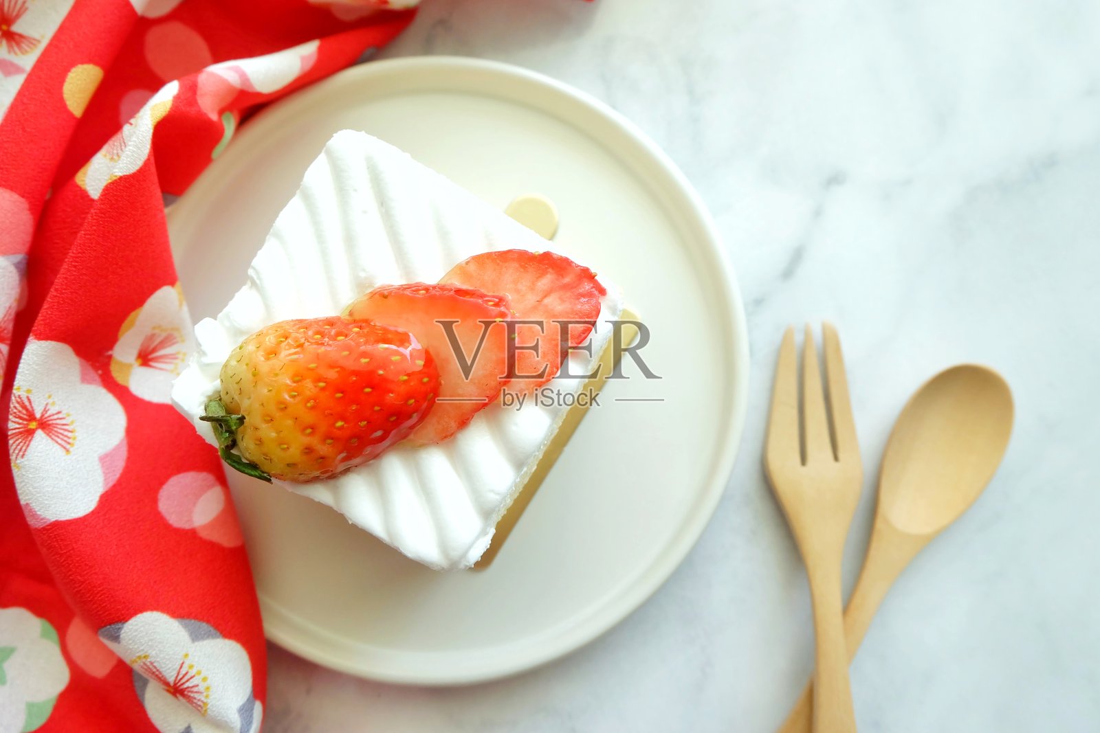 草莓娃娃照片摄影图片