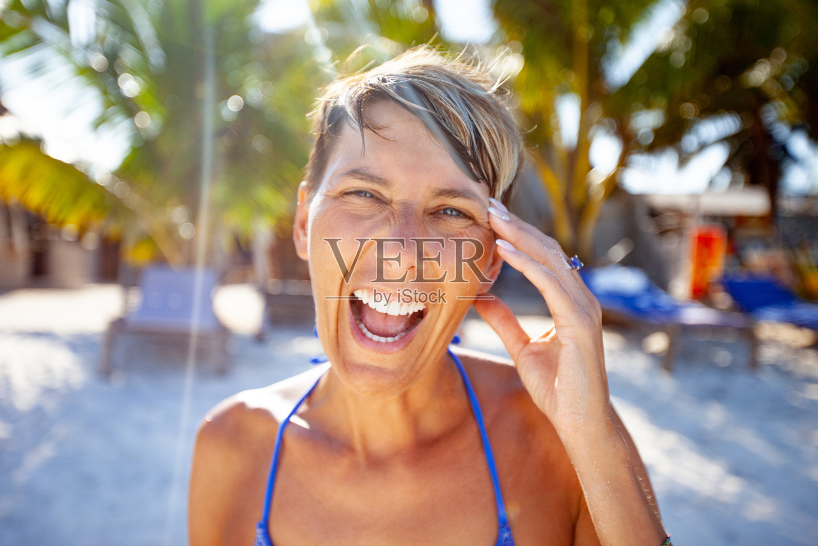 快乐微笑的成年妇女肖像在热带海滩照片摄影图片