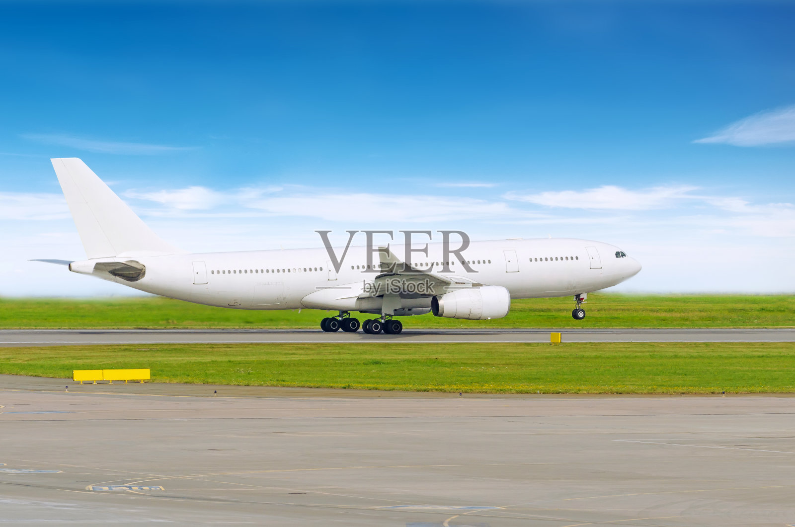 在机场跑道上起飞飞机，侧视图照片摄影图片