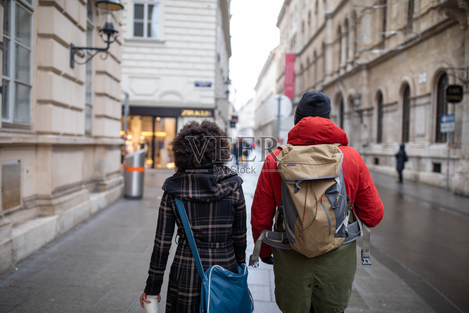 情侣在城市漫步照片摄影图片