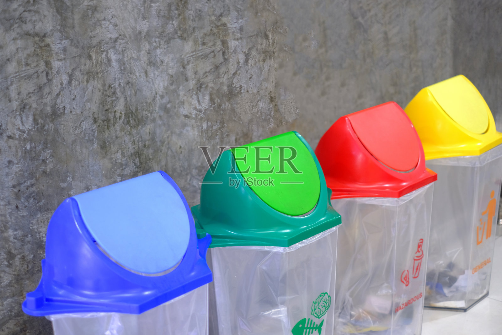 用手把空塑料瓶扔进垃圾桶照片摄影图片