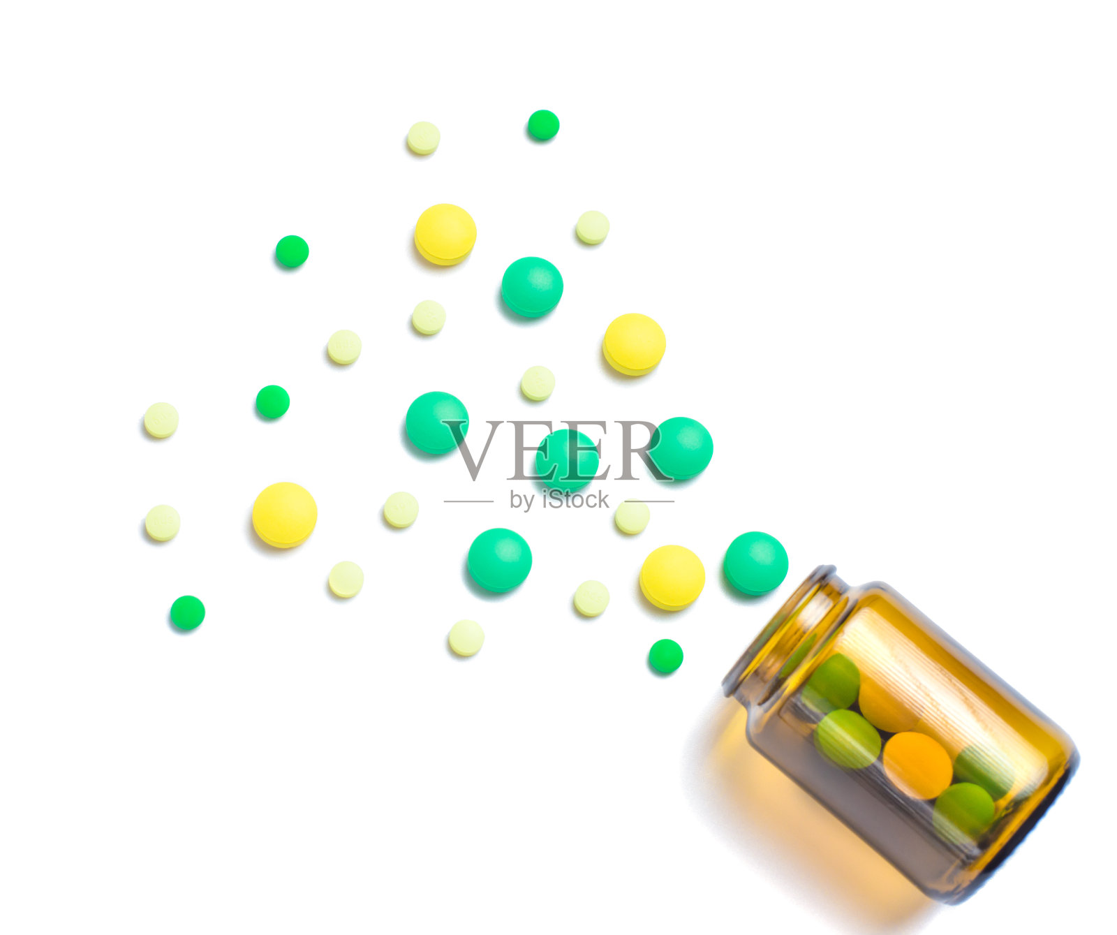 药片在白色背景的棕色玻璃瓶里。孤立在白色背景上照片摄影图片