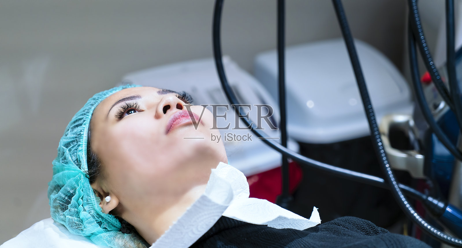 在医院等待手术的女人照片摄影图片