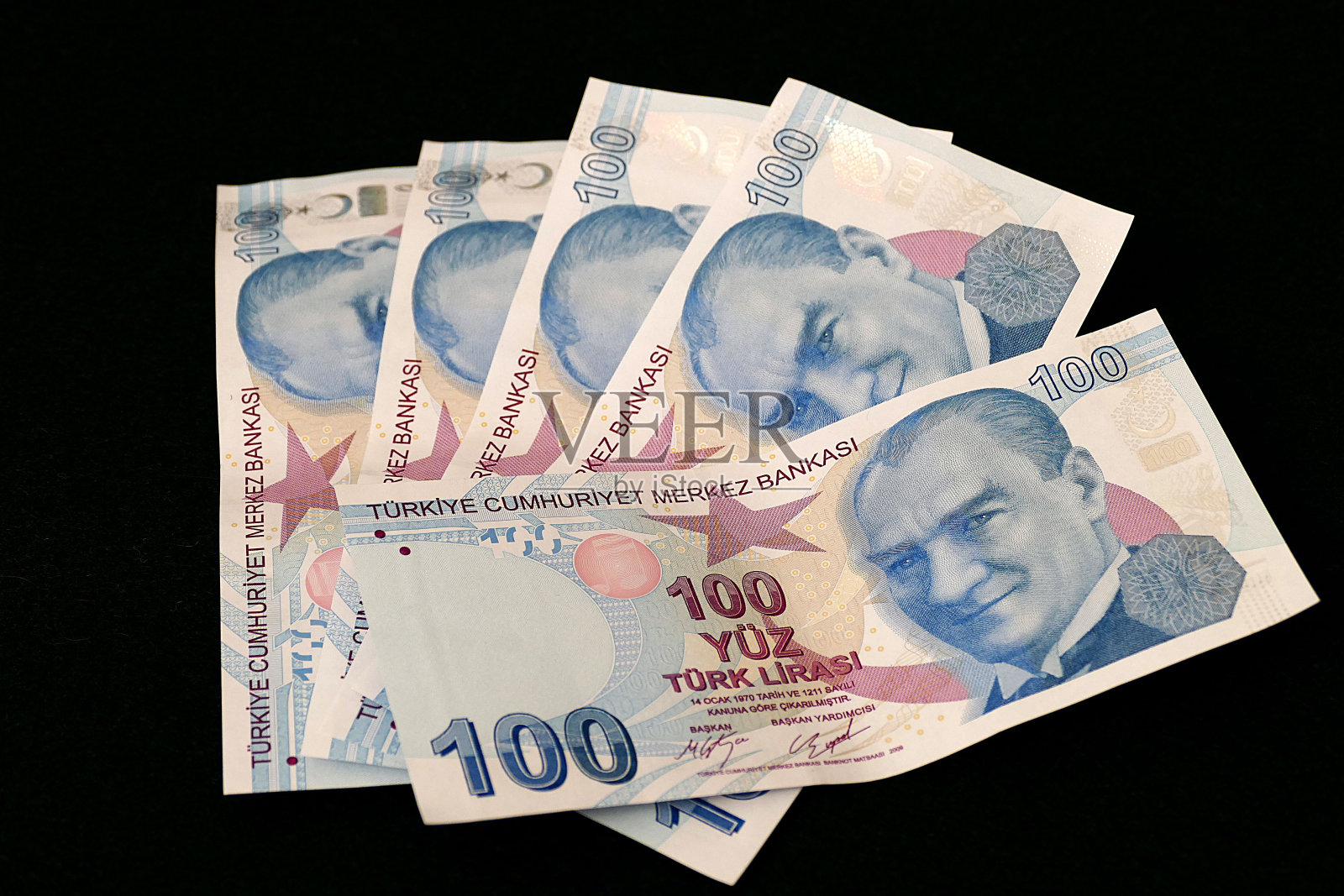 100土耳其里拉纸币，黑色背景照片摄影图片
