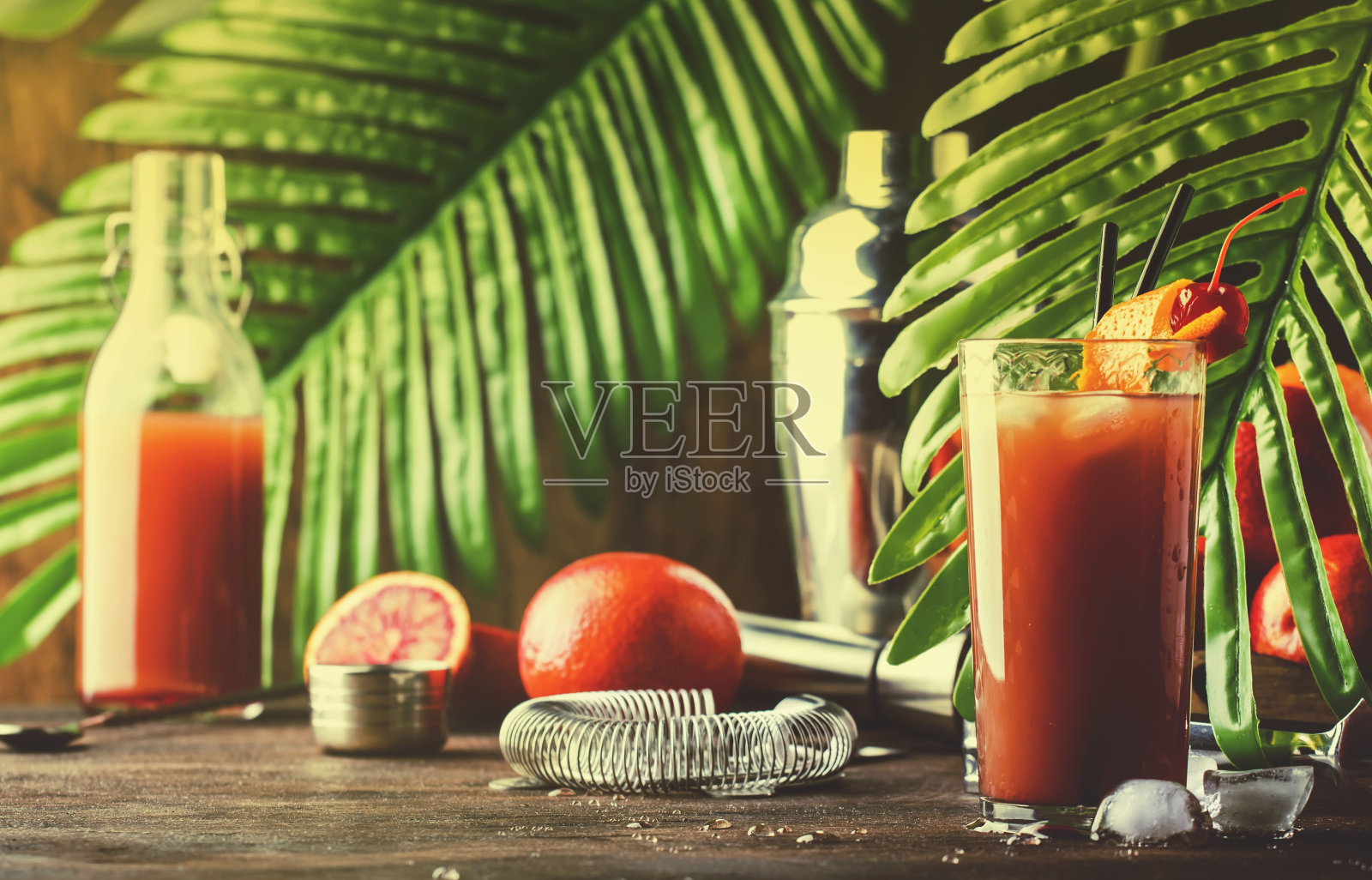 夏季清爽的低酒精鸡尾酒，伏特加，橙汁，血橙和冰。海滩酒吧里的热天。照片摄影图片