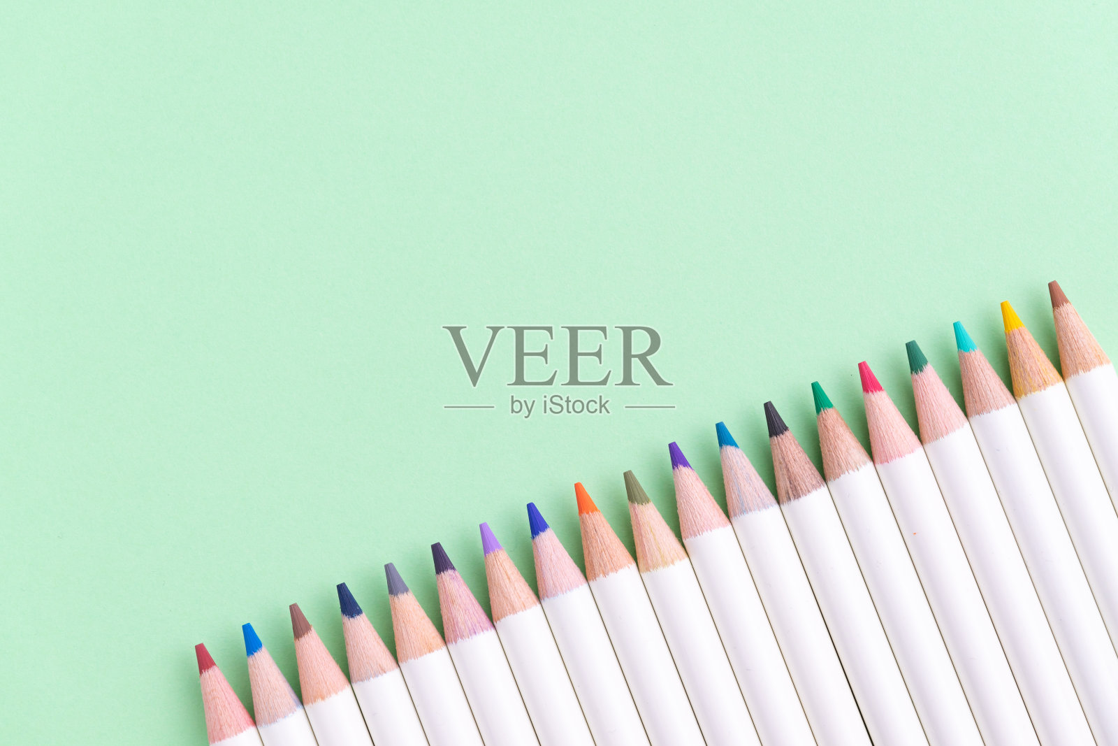 色彩鲜艳的铅笔在蜡笔绿纸背景与复制空间使用作为创造力，艺术，成人放松或儿童着色在学校的概念照片摄影图片