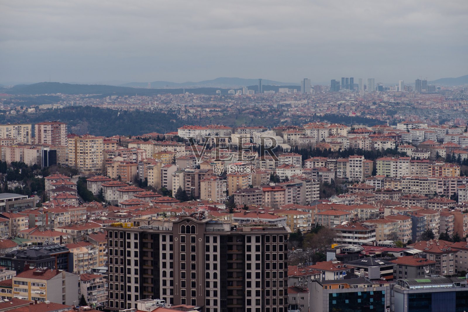 太阳在城市上空落下照片摄影图片