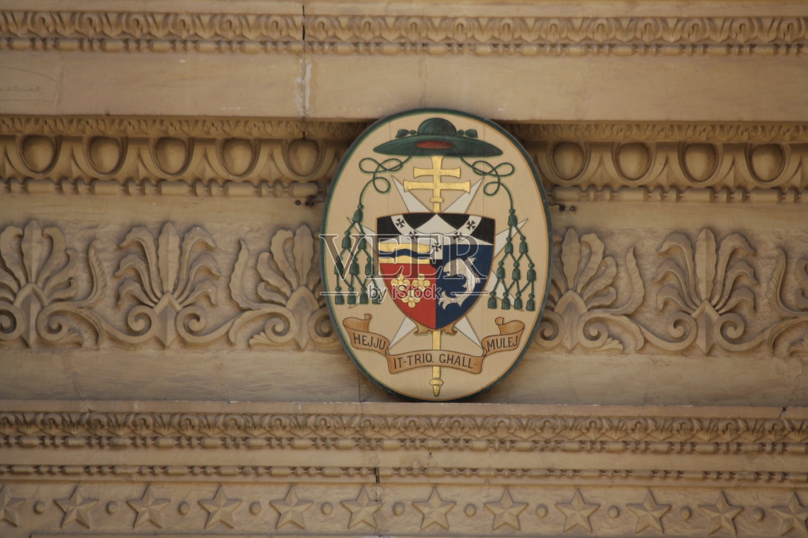 圣玛丽亚·阿森塔的圆形大厅在桥上。圣玛丽亚·阿森塔教堂是一座建于17世纪的教区天主教教堂。照片摄影图片