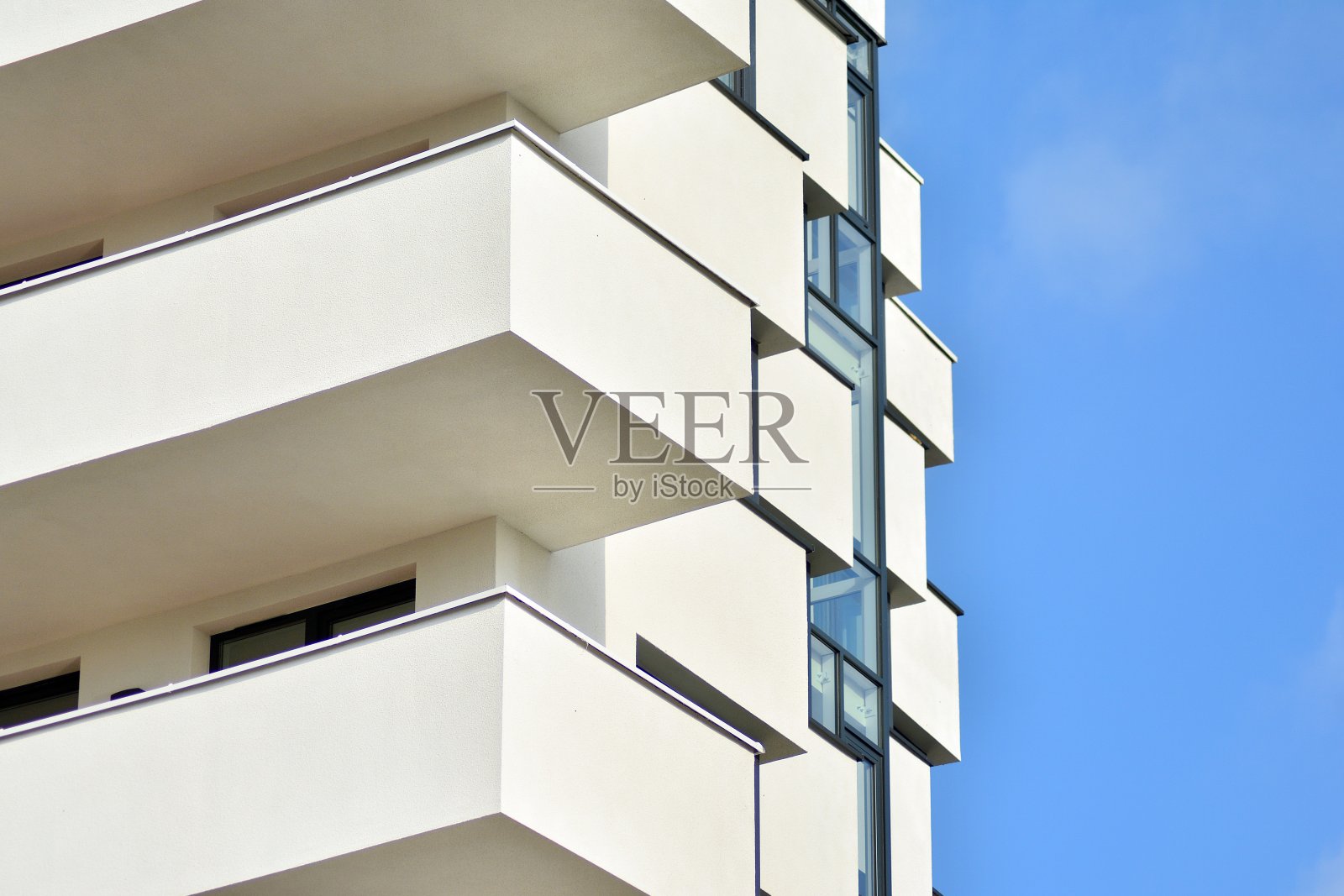 在蓝天上有阳台的现代白色建筑照片摄影图片