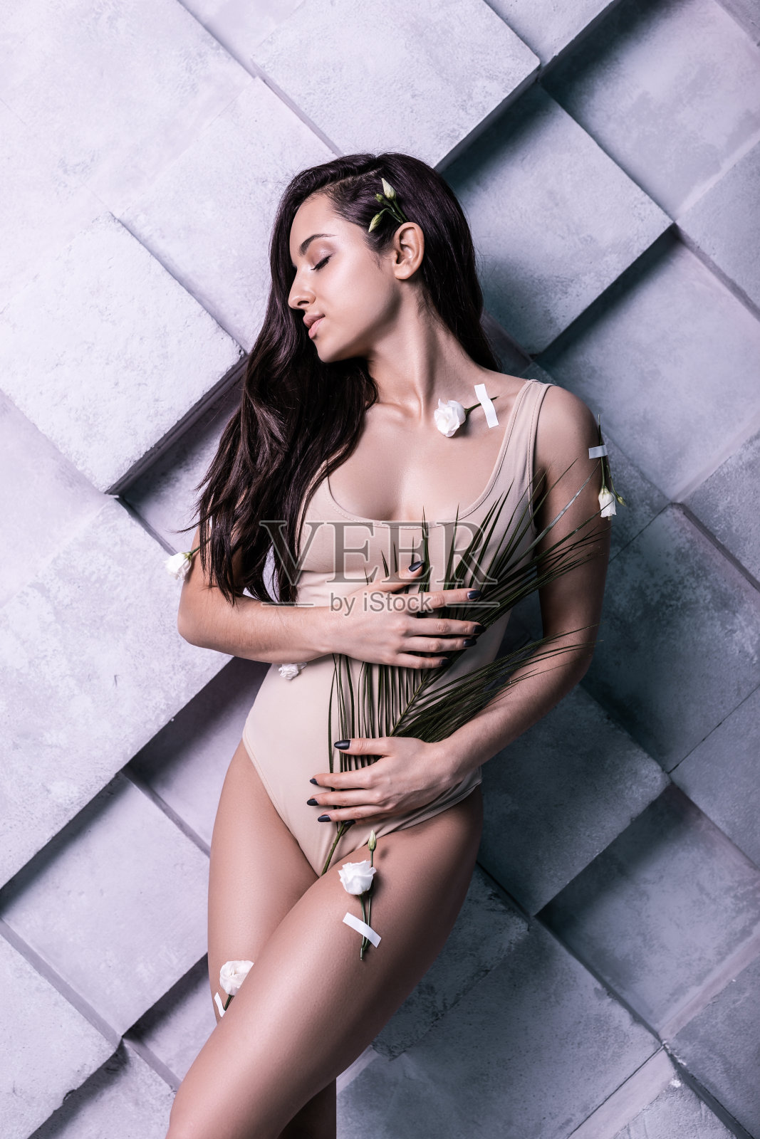 光彩照人的美丽女性模特在照相馆巧妙地摆姿势照片摄影图片