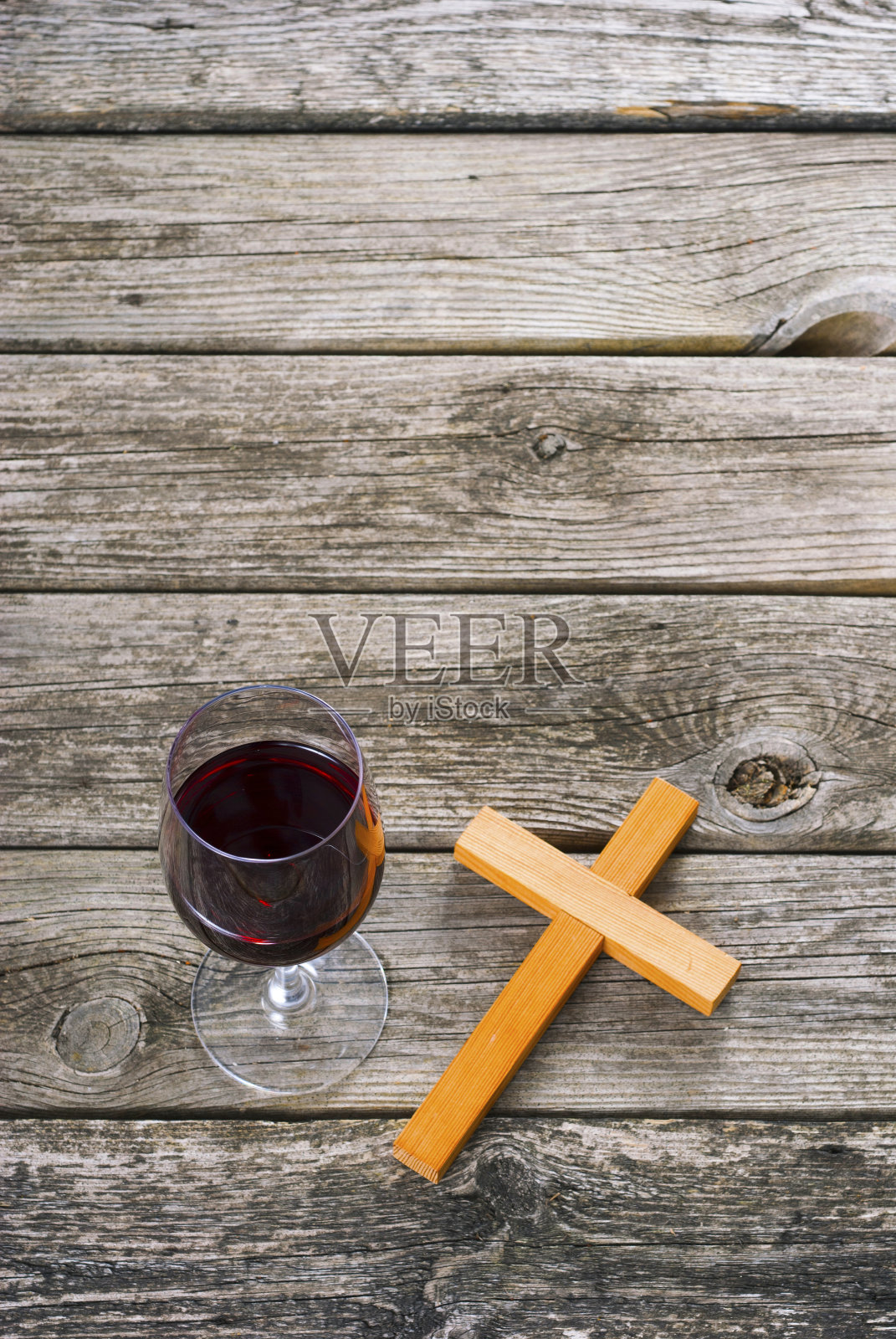 十字架，葡萄酒在风化的木头上照片摄影图片