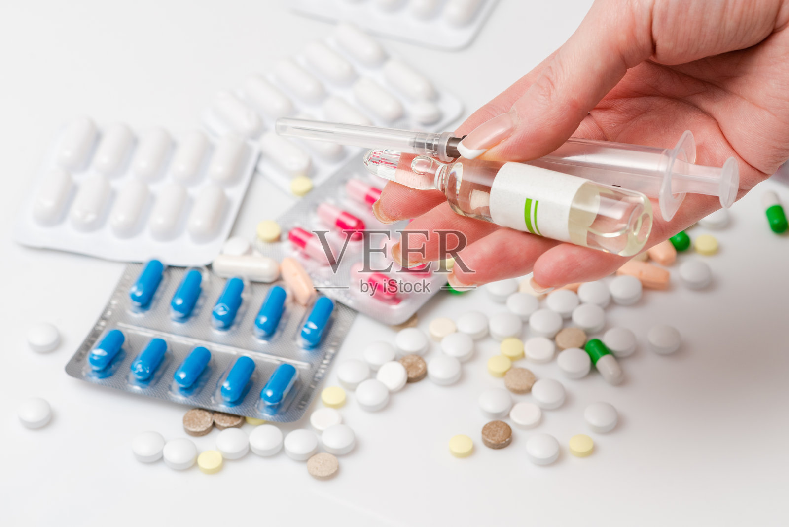 女性手拿注射器和安瓿，特写。照片摄影图片