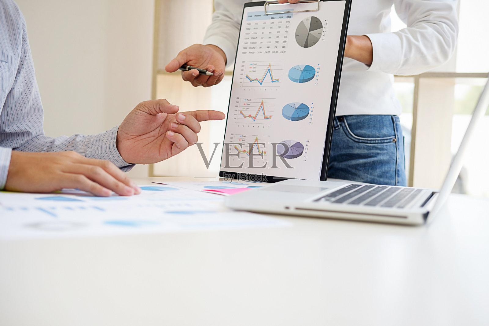 商业顾问分析财务数字，表明进展的国内收入服务检查文件。审计概念照片摄影图片