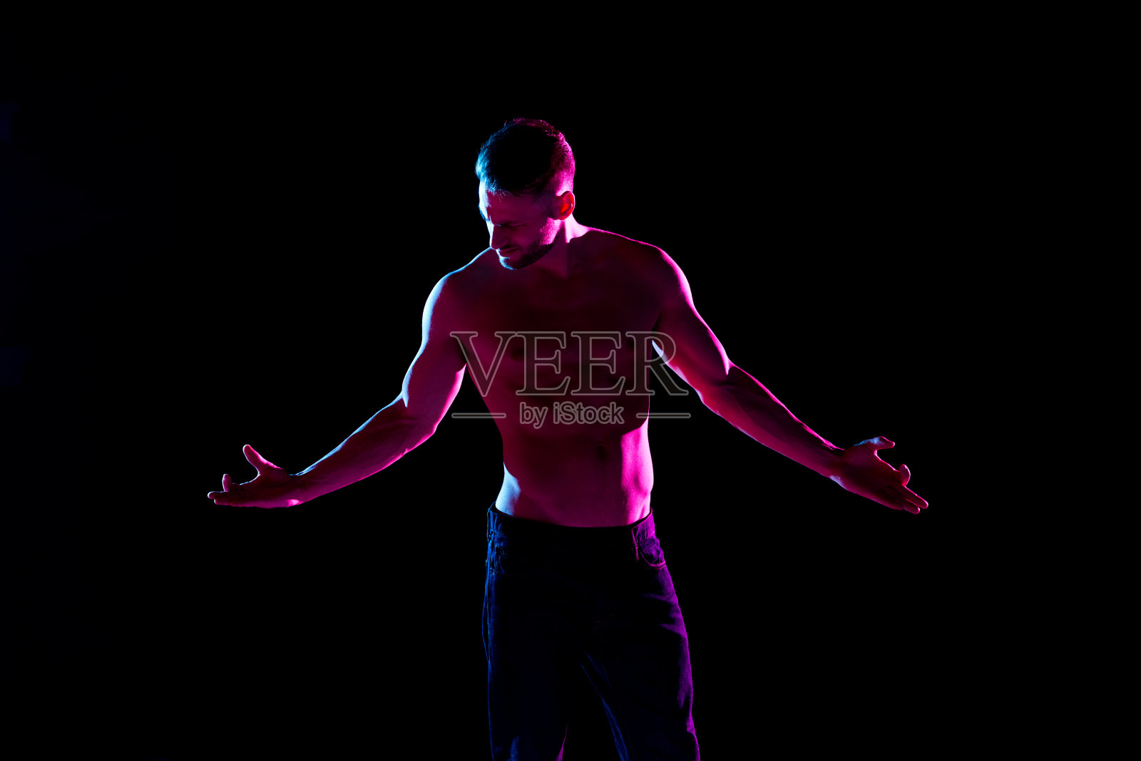 性感的赤膊男子与颜色凝胶照明照片摄影图片