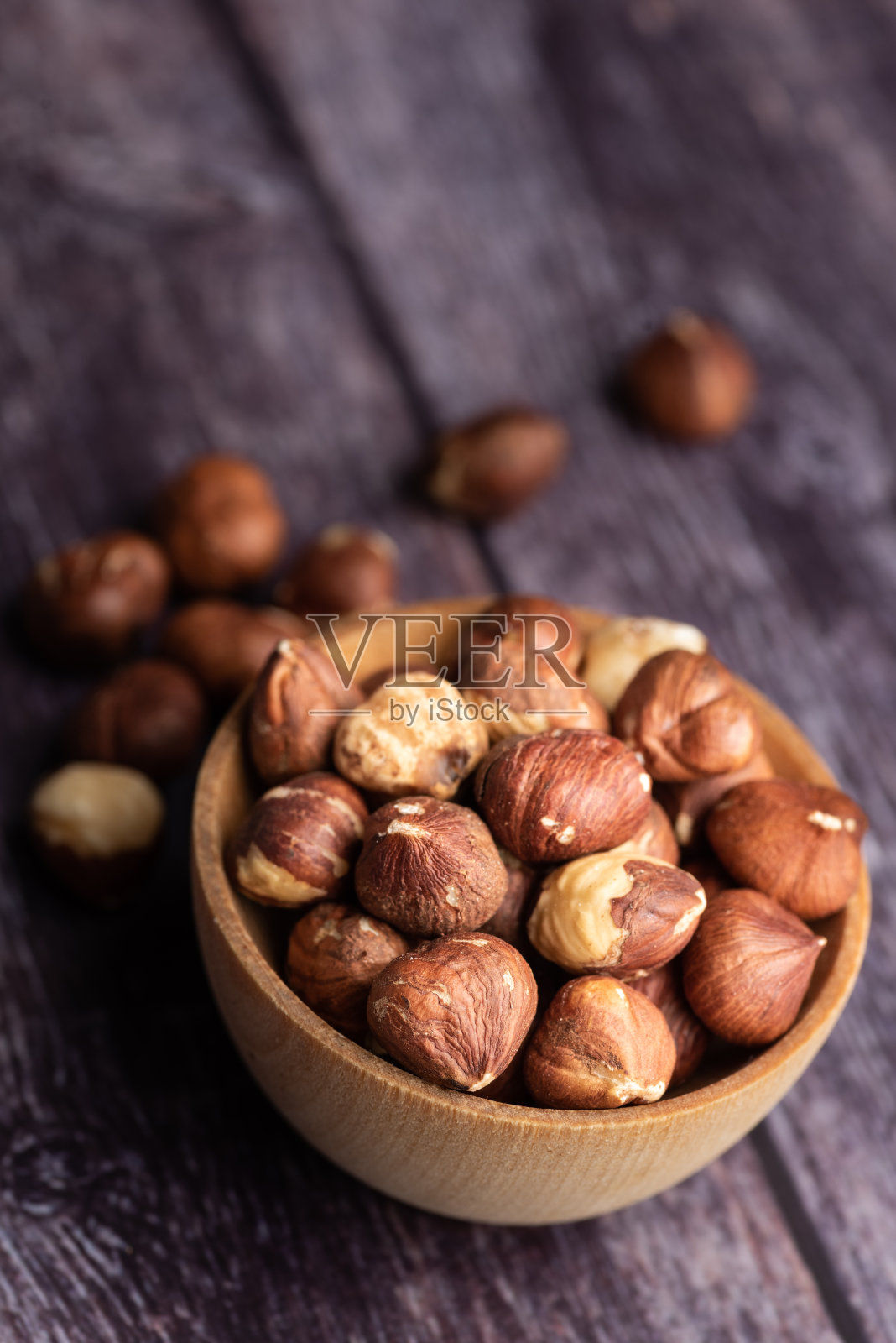 一小碗榛子照片摄影图片