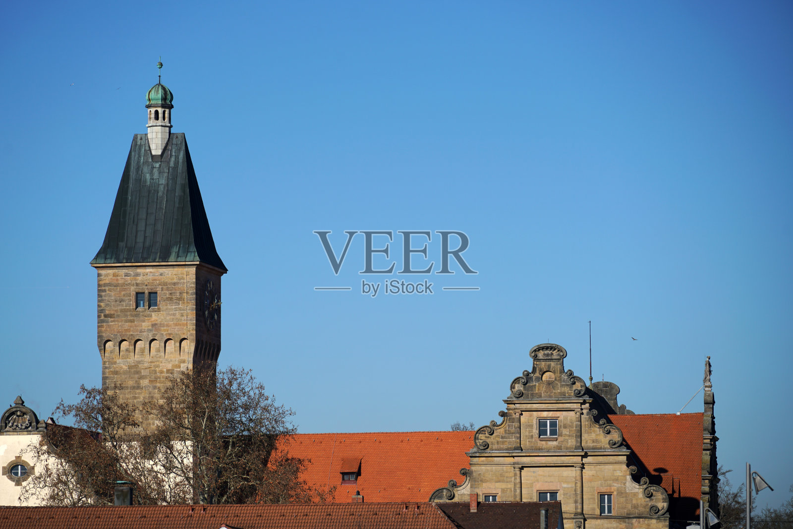 在雷根斯堡，古老的教堂和圣彼得大教堂在春天的阳光下熠熠生辉照片摄影图片