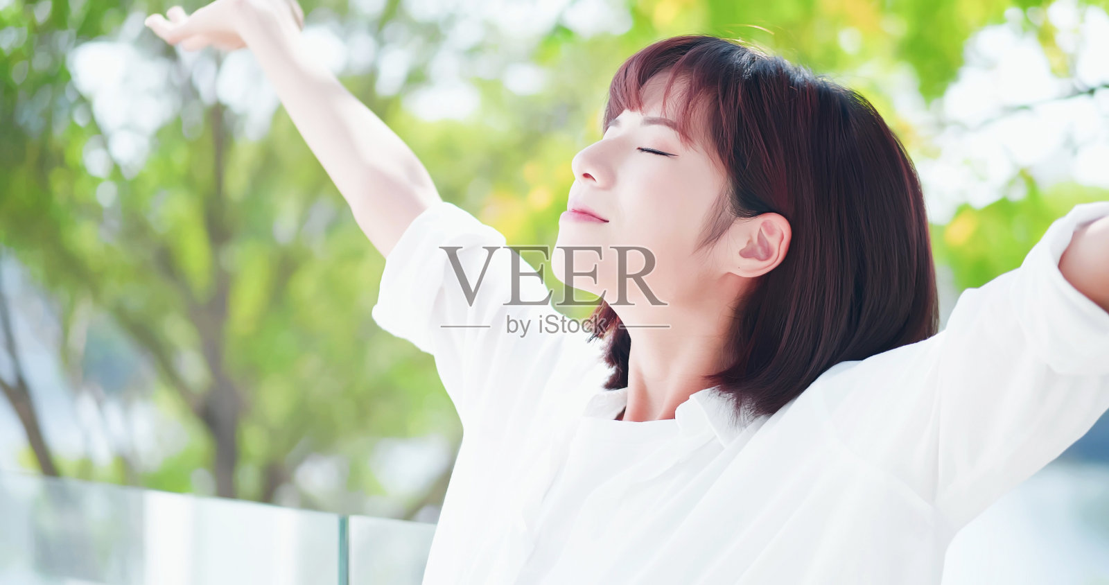 年轻女子感到无忧无虑照片摄影图片