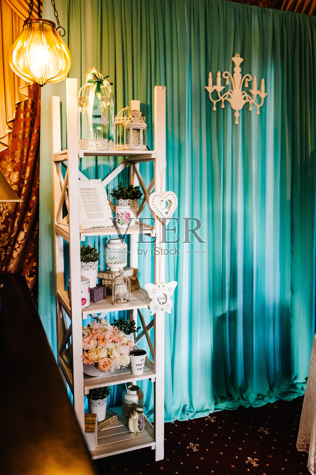 装钱的礼盒。婚礼配件。关闭了。鲜花，蜡烛，盒子，架子的珠宝，框架，书架与书籍。装饰和装饰品。照片摄影图片